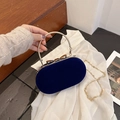 Dunkelblaue Samt-Abendtasche mit goldenem Schleifenverschluss und eleganter Kette - Blau
