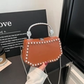 Sac bandoulière orange avec clous argentés et chaîne dans un style mode urbaine - Brun (5326)