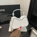 Sac à main en cuir blanc avec rivets argentés et poignée métallique sculptée en croissant - Blanc (4326)