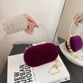 Elegante lila Samt Abendtasche mit goldenem Schleifenverschluss und rundem Metallgriff - Lila