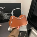 Sac boîte caramel avec clous argentés, poignée métallique et chaîne en variante marron - Brun (4326)