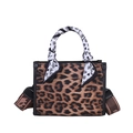 Modische Handtasche mit Leopardenmuster, Herz-Seidenschal und breitem gewebtem Gurt - Gelbbraun