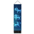 Zodiac Wandteppich mit Widder, Löwe und Schütze auf einem tiefblauen Sternenhintergrund - 32.5x130cm / Widder-Löwe-Schütze (Stil 3)