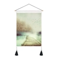 Noords wandkleed met bos- en meerdal-landschap, houten ophangstang en zwarte kwasten - Mistvlonder Stijl / 35x50cm
