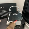 Sac boîte noir en cuir avec clous argentés, poignée sculptée et bandoulière en chaîne - Noir (4326)