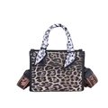 Modische Handtasche mit Leopardenmuster, Kontrast-Halstuch und breitem Schultergurt - Khaki