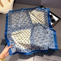 Foulard en soie à motif cachemire bleu et blanc avec motifs géométriques et bordure marine - Bleu