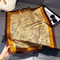 Carré de soie vintage à motif paisley 70cm présenté avec accessoires de mode - Doré