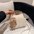 Sac à main vintage crème avec poignée en bois et accessoire de charme en ours peluche - Avec Pendentif / Blanc Cassé