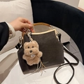 Sac coquille rétro noir avec poignée en bois et breloque chien en peluche tenu - Avec Pendentif / Marron