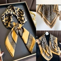 Dettaglio macro della sciarpa in seta 70 cm con stampa leopardata e trama satinata - Stampa Leopardata Oro