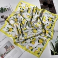 70cm zijden vierkante sjaal met citroenprint en elegante gele randafwerking - Citroengeel