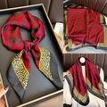 Dettaglio foulard in seta floreale e leopardato su maglione beige con scatola - Leopardo Floreale Rosso