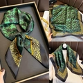 Dettaglio foulard in seta verde con bordo leopardato su un maglione bianco - Leopardo Verde Giunzione