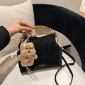 Sac à main noir vintage avec poignées ambre, cadre doré et pendentif ourson - Avec Pendentif / Noir