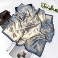 Elegante foulard di seta blu a fiori con finitura satinata su uno sfondo bianco - 70*70cm / Blu