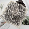 Elegante foulard in seta con stampa leopardata su riviste di moda con occhiali - Leopardo Bianco