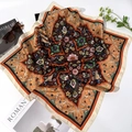 Foulard in seta bohémien 70cm con motivo paisley, occhiali da sole e rivista di moda - Arancione