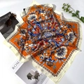 Detail van elegante oranje zijden vierkante sjaal met bloemmotieven en gladde satijntextuur - Oranje