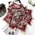 Elegante zijden sjaal met rood bloemenpatroon en satijnen afwerking op witte basis - Rood