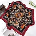 Elegante donkerrode zijden sjaal met vintage bloemenprint en luxe glanzende finish - Zwart Rood
