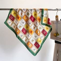 Foulard quadrato in seta con motivi equestri verdi appeso a una gruccia - 70*70cm / Pony Verde