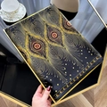 Detail eines Seidenschals mit goldener Pfauenfeder-Musterung und Rollsaumkante - 180*90CM / Schwarz Goldene Feder