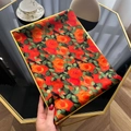 Dettaglio della stampa floreale con rose rosse su foulard in seta nera lucida elegante - Cespuglio di Rose / 180*90CM
