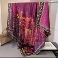 Dettaglio del foulard in seta vintage con elegante motivo di peonia e volute dorate - 110*110CM / Peonia Viola Fumo