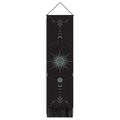 Dettaglio macro del totem solare astrologico e fasi lunari su arazzo nero in cotone - 32.5x130cm / Fasi di Sole e Luna con Volto (Stile 3)