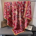 Foulard di seta retrò con stampa etnica rosso scuro e motivi floreali e di frutta - 110*110CM / Rosso Vino Floreale