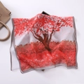 Dettaglio di una sciarpa in seta leggera con stampa di alberi rossi e bordi grigi - Seta / Rosso