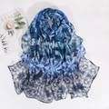 Lichte blauw-witte bloemen sjaal van chiffon met minimalistische lifestyle-rekwisieten - Blauw