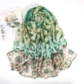 Lichte dames sjaal met bloemenprint en groene tie-dye patronen op witte achtergrond - Lichtgroen