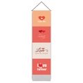 Dettaglio dell'arazzo di San Valentino con palo di legno e nappe bianche sul fondo - 32.5x130cm / Stile Confessione Romantica 4
