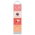 Decorazione da parete verticale per San Valentino con stampe LOVE e supporto in legno - 32.5x130cm / Stile Celebrazione del Cuore 1