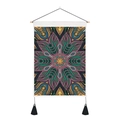 Vue détaillée d'une tapisserie mandala bohème avec poteau en bois et glands noirs - Motif Mandala 8 (Style 8)