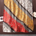 Piatto di sciarpa in seta vintage con stampa a catena e blocchi colorati su pelle - Catena Retrò (Rosso e Oro)