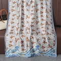 Dettaglio della sciarpa in seta grigia con stampe di foglie e motivi a onde ukiyo-e - Foglia di Acero e Onde (Grigio e Blu)