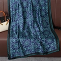 Texture dettagliata di una sciarpa di seta vintage con motivi floreali su divano - Fantasia Blu (Floreale Vintage)