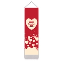 Detail van de Happy Valentine's Day wanddecoratie met rode harten en ophangkoord - 32.5x130cm / Rode Achtergrond Crème Hart Stijl (Stijl 2)