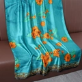 Détail d'une écharpe en soie bleu sarcelle avec imprimés floraux oranges et bordures - 180*90CM / Années d'or