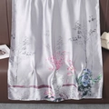 Détail d'un foulard en soie avec motif floral chinois traditionnel et texture lisse - 180*90CM / Pivoine de Bambou