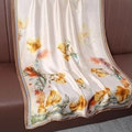 Vue détaillée de l'écharpe en soie champagne avec imprimé floral et bordure satin - 180*90CM / Feuilles d'Automne Dorées