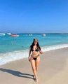 Klassisches schwarzes Bikini-Set kombiniert mit einem stylischen Kopftuch mit Leopardenmuster - Großer Leopardenprint Dunkelbraun