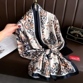 Dettaglio di sciarpa in seta con stampa paisley vintage e trama satinata - Blu Notte