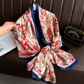 Dettaglio della sciarpa in seta paisley rossa con fiori vintage e liscia trama satinata - Rosso