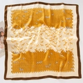 Dettaglio del foulard quadrato in raso con stampa geometrica di cavalli e bordo marrone - 70x70cm / Giallo Ambra