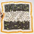 Dettaglio di un foulard in seta con motivi di cavalli e bordi arancioni a mano - 70x70cm / Oro Nero