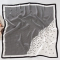 Vista dettagliata di un foulard di seta di lusso con stampa di uccelli in bianco e nero - 70x70cm / Bordo Nero a Contrasto